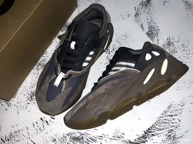 EE9614 700 Boost Adidas Runner 